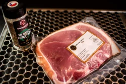 Pernil Suíno Fatiado com Pele Bom Gourmet Kg