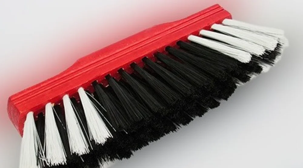 Vassoura de Pelo Natural em Madeira 30 CM