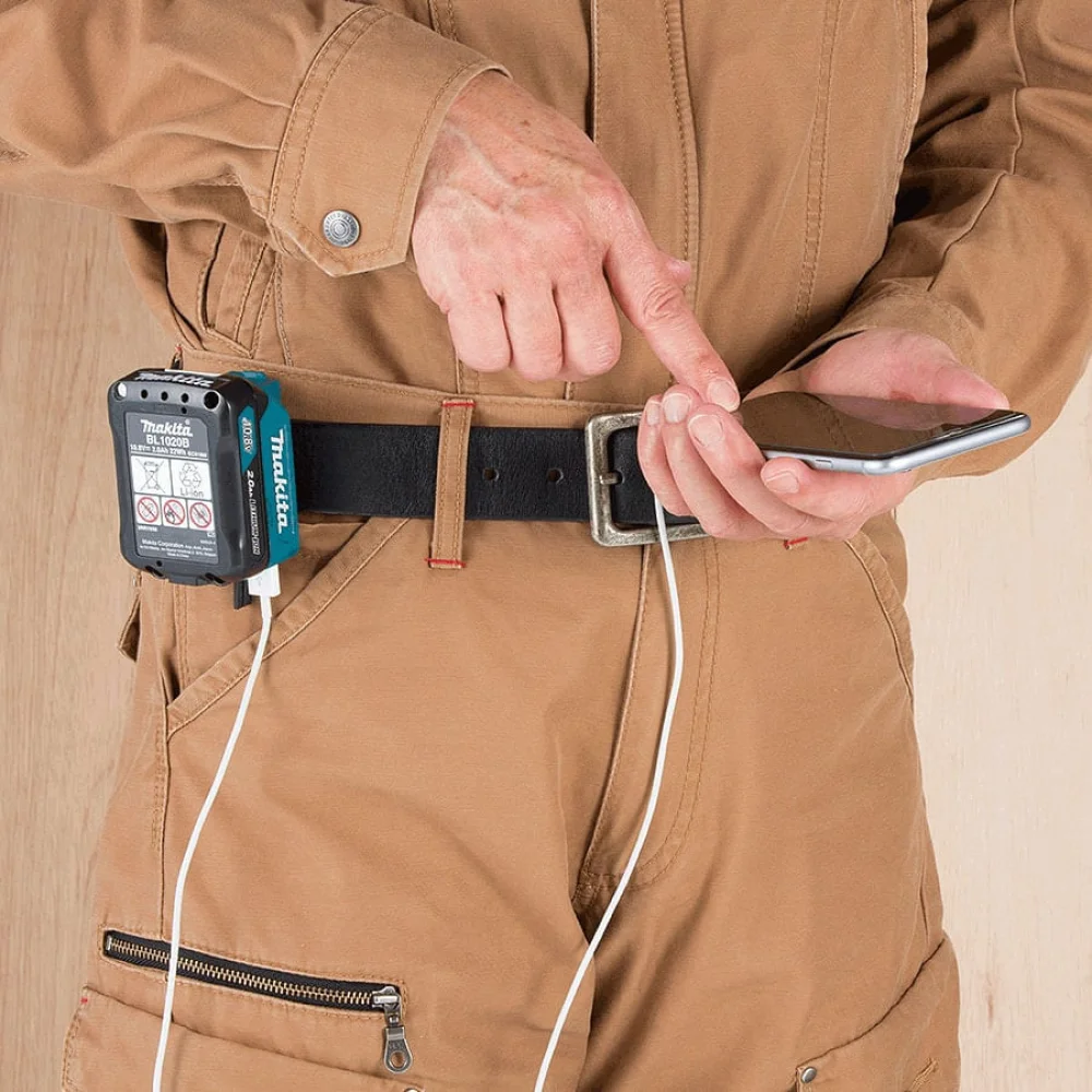 Adaptador Compacto USB para Carregar Dispositivos Móveis ADP06 Makita