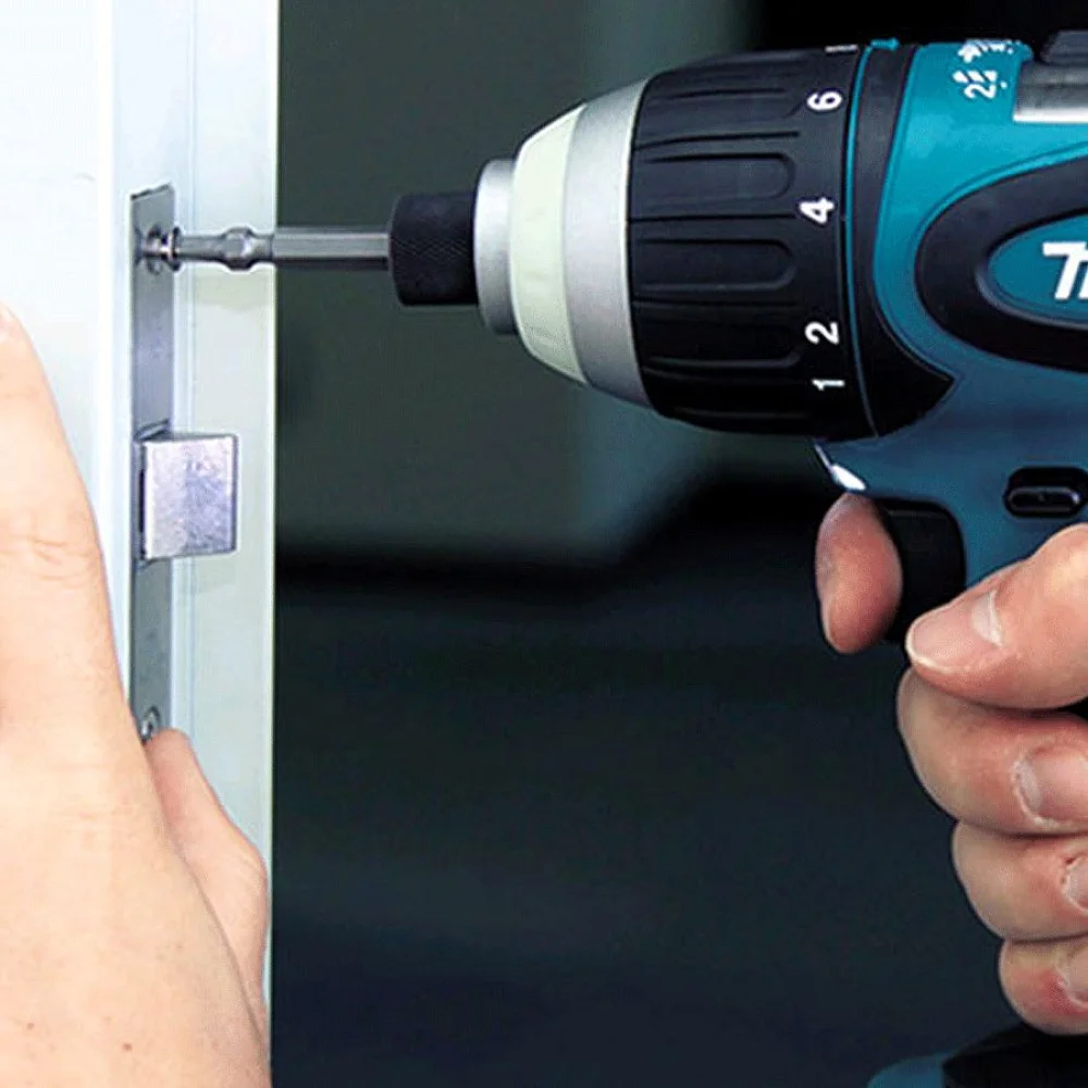 Furadeira de Impacto e Parafusadeira à Bateria 10mm 18V BTP140RFE Makita