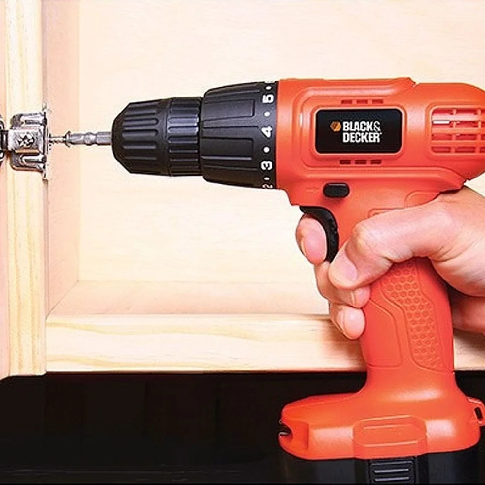 Furadeira e Parafusadeira à Bateria 12V e Maleta Plástica CD121K-BR Black&Decker