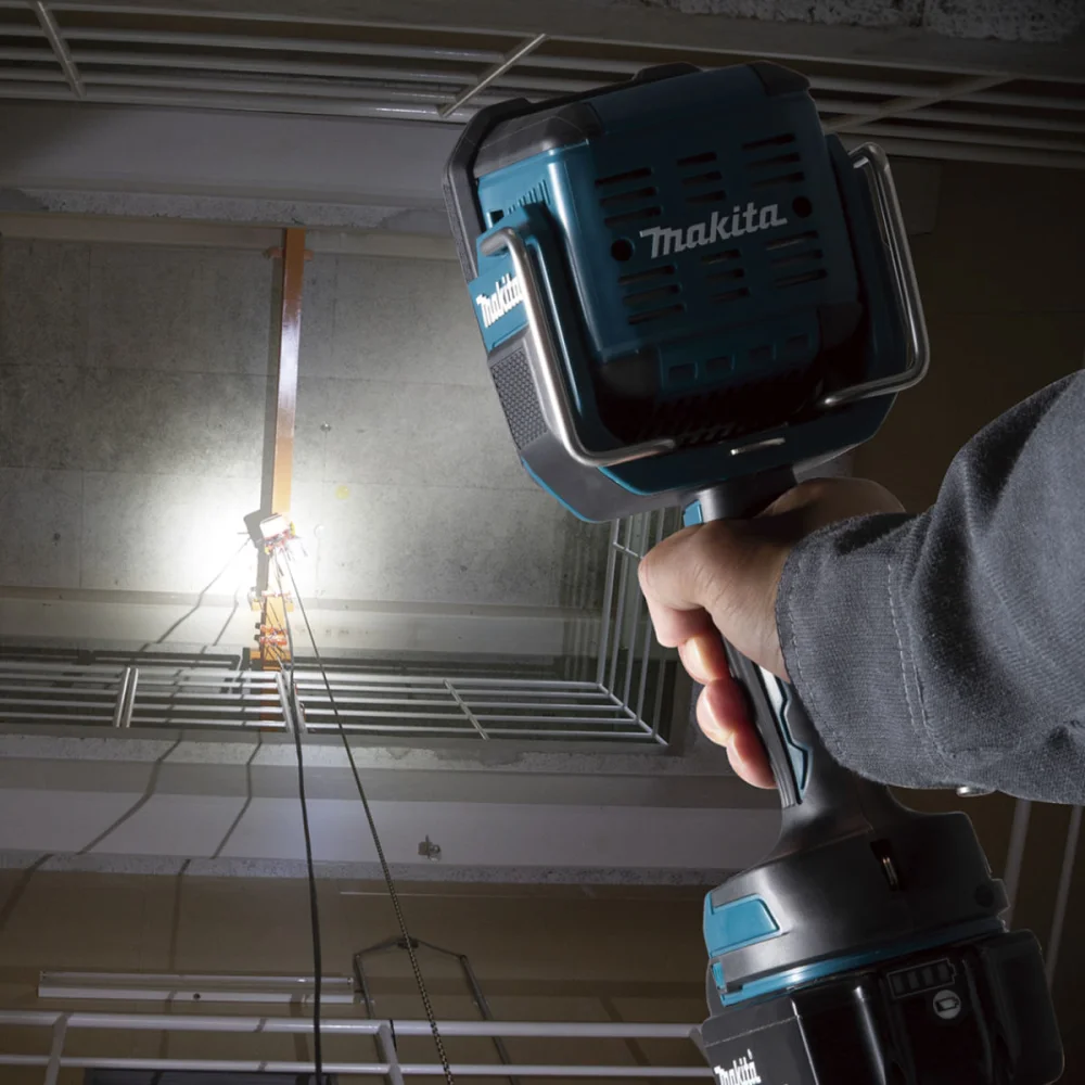 Kit Lanterna de Led DML812 Makita e Bateria 18V 3.0Ah e Carregador DC18RD