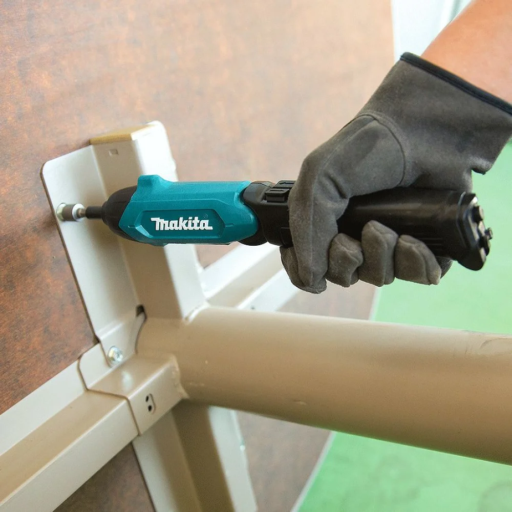 Kit Parafusadeira à Bateria Dobrável 3.6V e 81 Acessórios DF001DW Makita