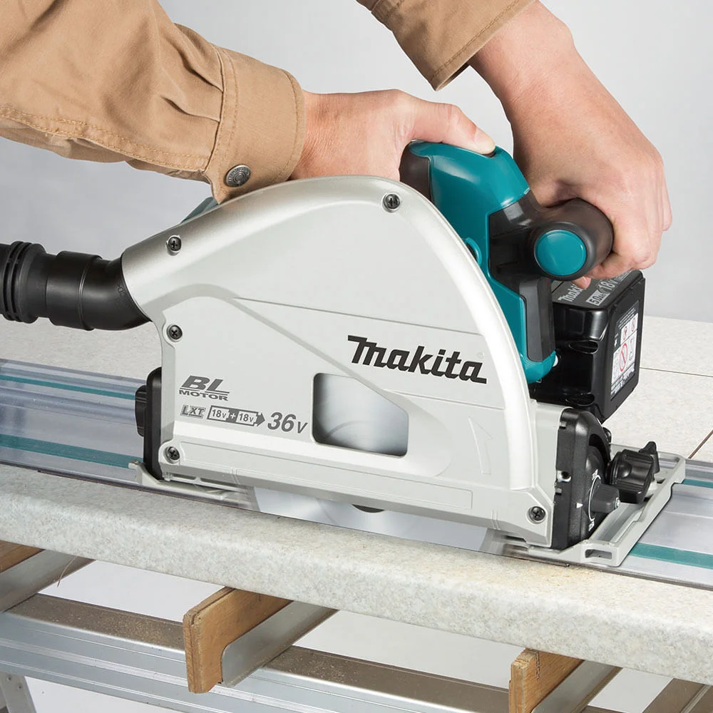 Kit Serra Circular Trilho DSP600Z Makita e 2 Baterias BL1830 e Carregador DC18SD