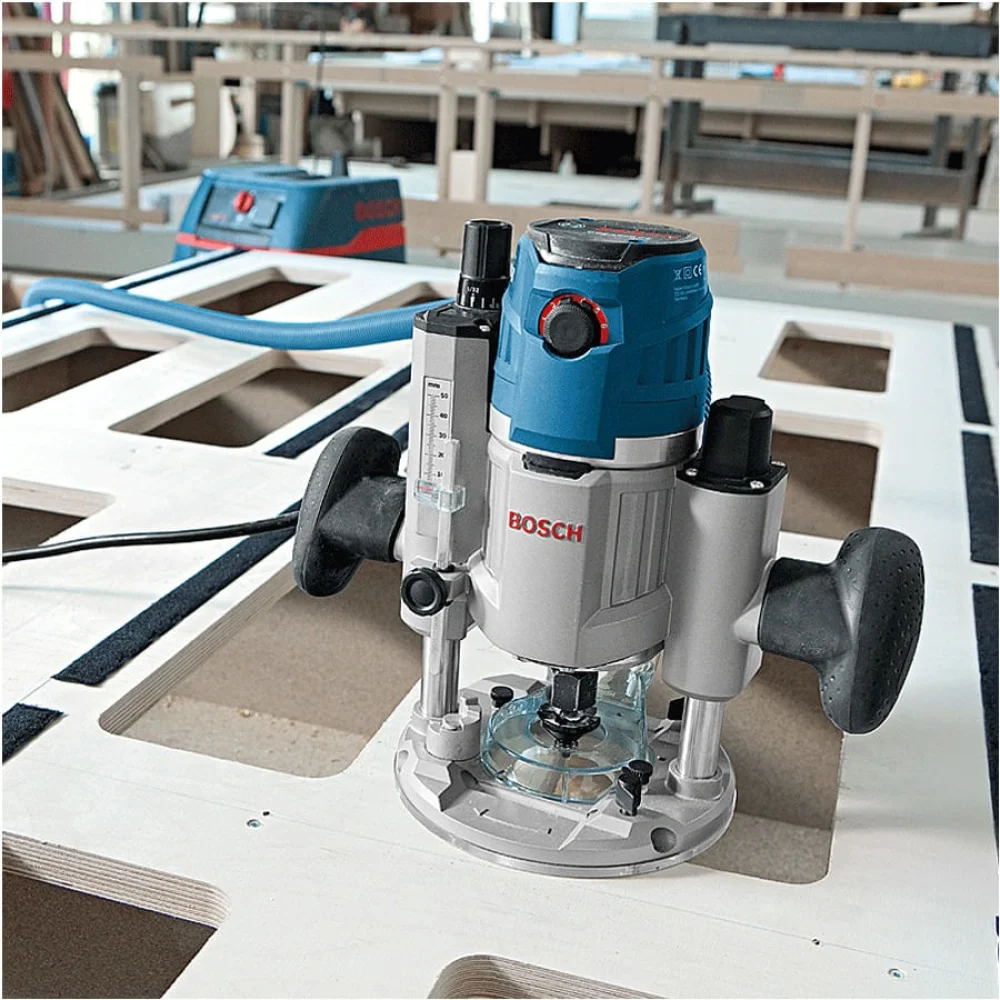 Kit Tupia com Base Imersão GOF 1600 CE Bosch e Conjunto de 12 Fresas para Madeira