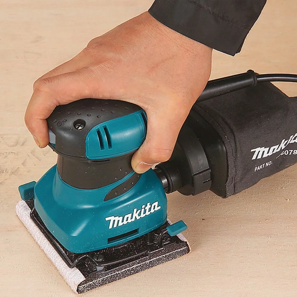 Lixadeira Orbital 200 Watts 114mm com Coletor de Pó BO4556 Makita