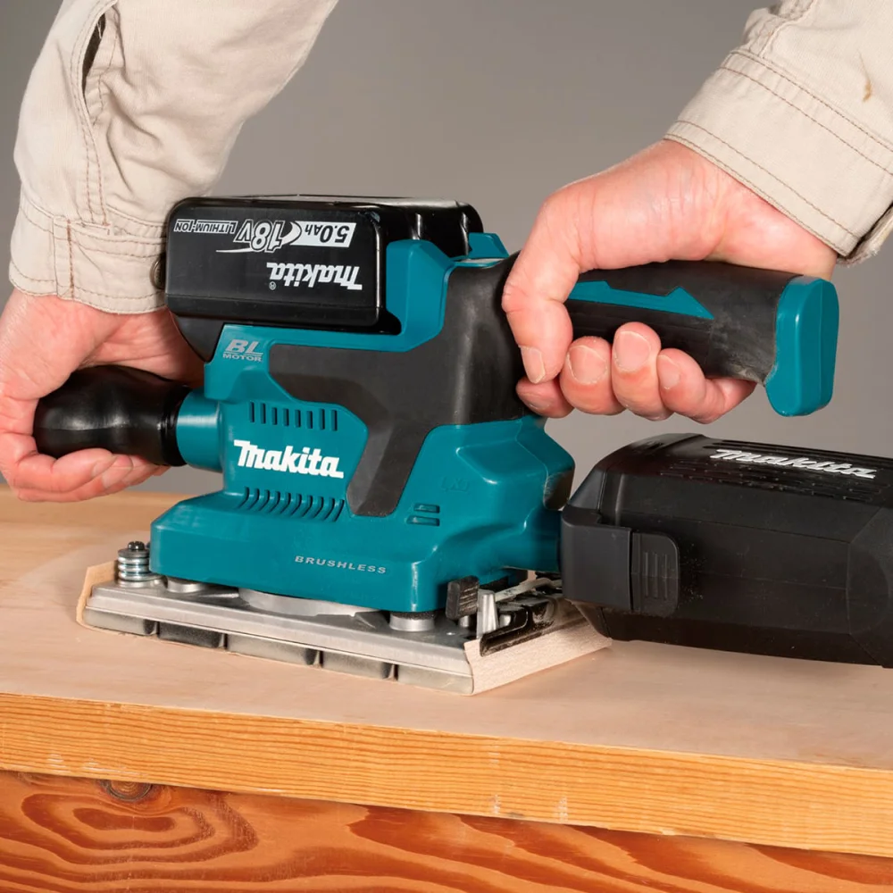 Lixadeira Orbital à Bateria e 2 Baterias 18V e Maleta DBO380RTJ Makita