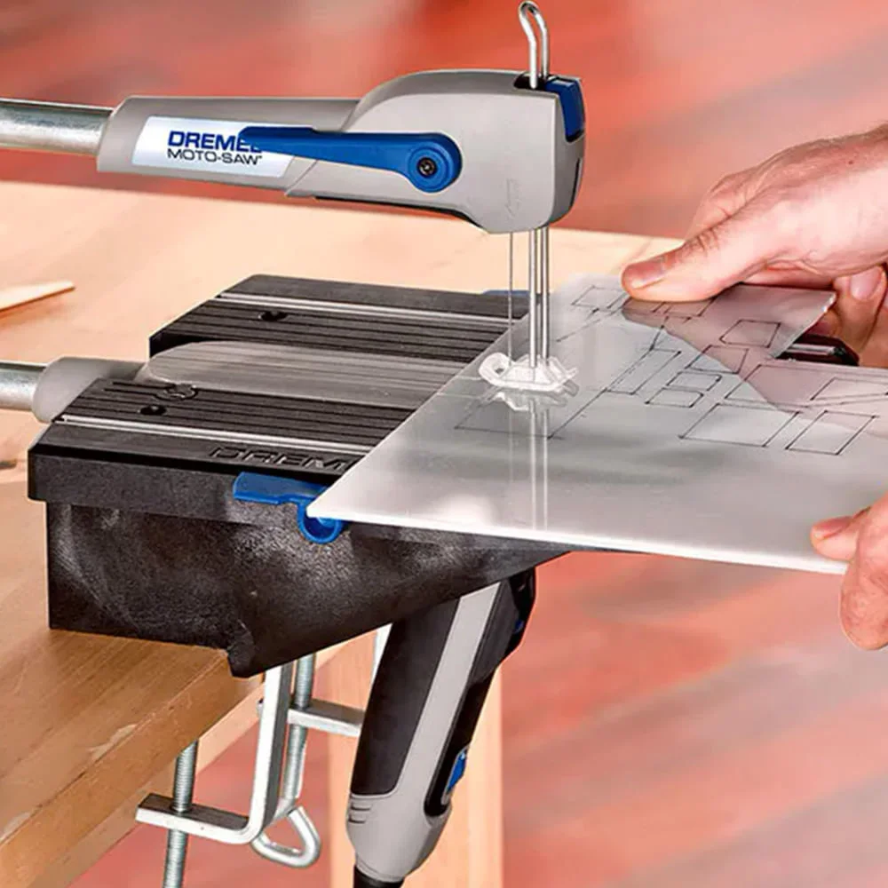 Micro Serra Tico Tico de Mão/Bancada 70W e Maleta e 12 Acessórios Moto-Saw Dremel