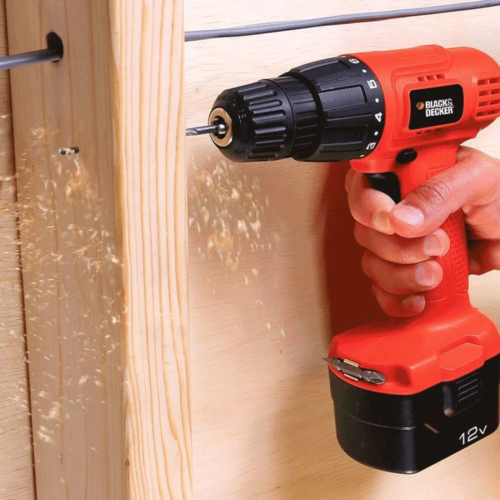 Parafusadeira e Furadeira à Bateria e 2 Baterias 12V CD121K2 BlackDecker