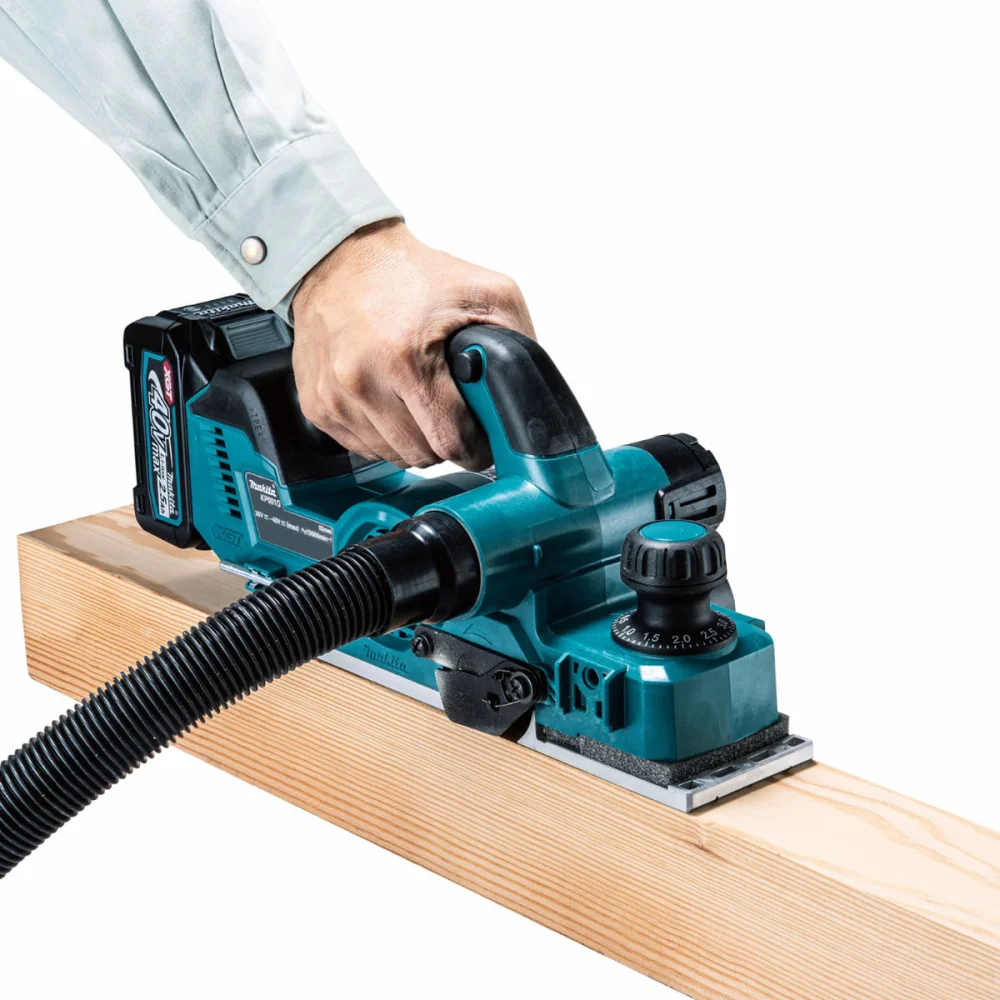 Plaina 82mm à Bateria e 2 Baterias 40V 4.0Ah e Maleta KP001GM201 Makita