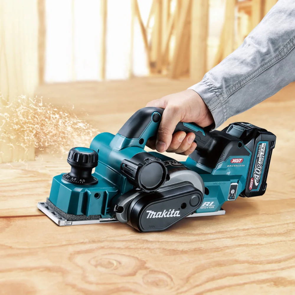 Plaina 82mm à Bateria e 2 Baterias 40V 4.0Ah e Maleta KP001GM201 Makita