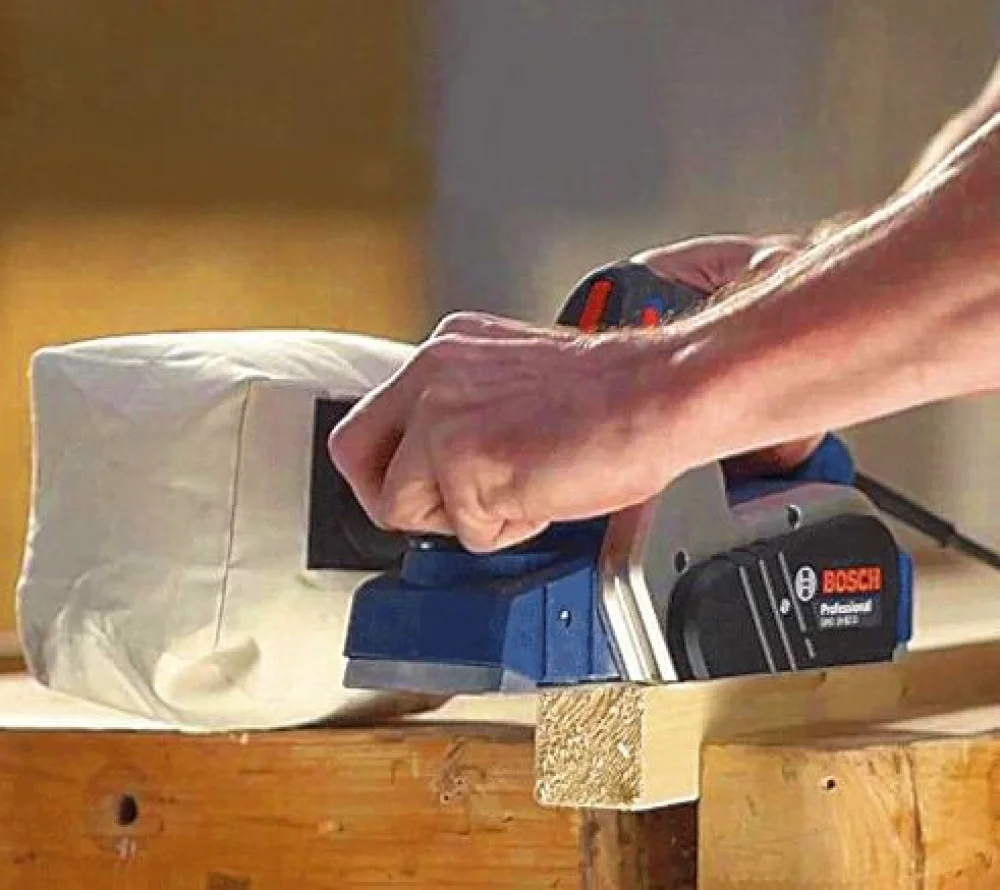 Plaina Profissional 630 Watts GHO 16-82 D Bosch