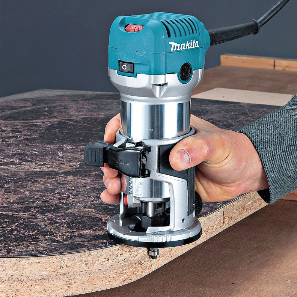 Tupia Manual com Kit 6mm 710 Watts RT0700CX3 Makita
