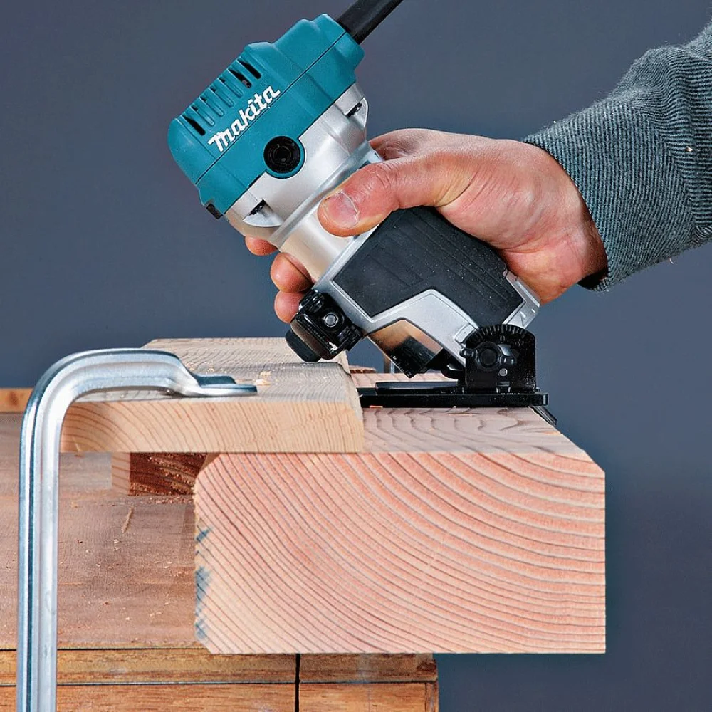 Tupia Manual com Kit 6mm 710 Watts RT0700CX3 Makita