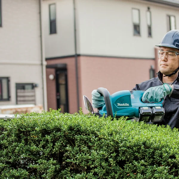 Combo Aparador Cerca 4Baterias 18V 5Ah Carregador Duplo e MacPack DUH651Z Makita 220 Volts