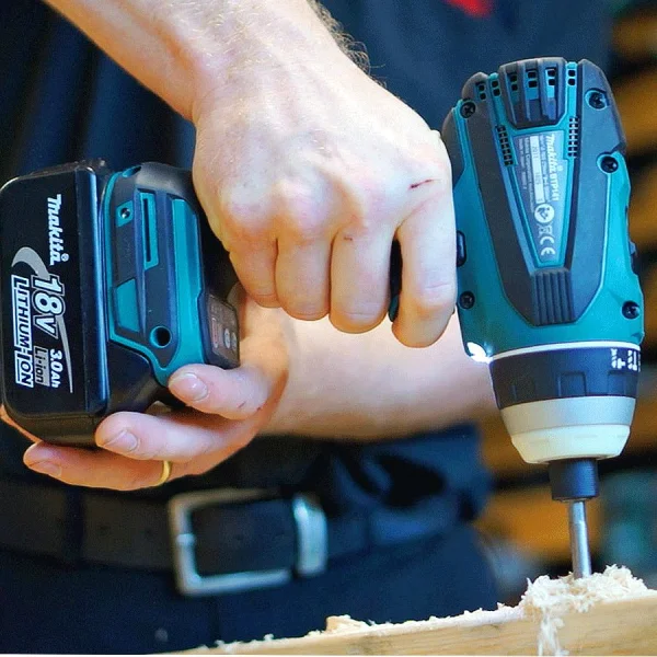 Furadeira de Impacto e Parafusadeira à Bateria 10mm 18V BTP140RFE Makita