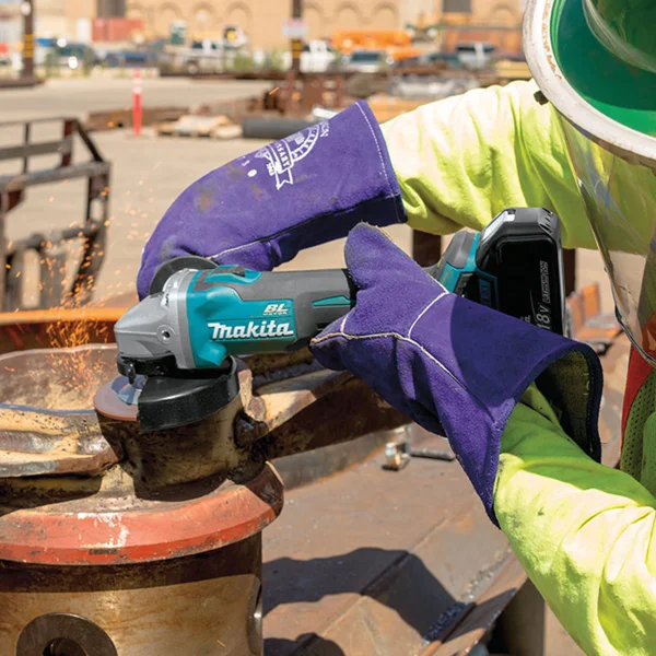 Kit Motosserra DUC353Z e Esmerilhadeira DGA504Z 4 Baterias Carregador DC18SH Makita