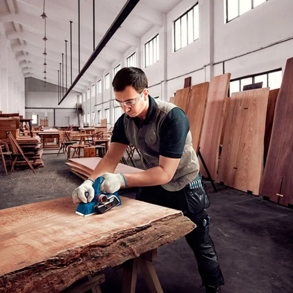 Plaina Elétrica 700 Watts GHO 700 Bosch