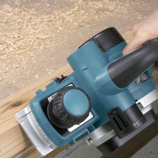 Plaina Eletrônica 82mm 1.050 Watts KP0810C Makita Outlet 110 Volts