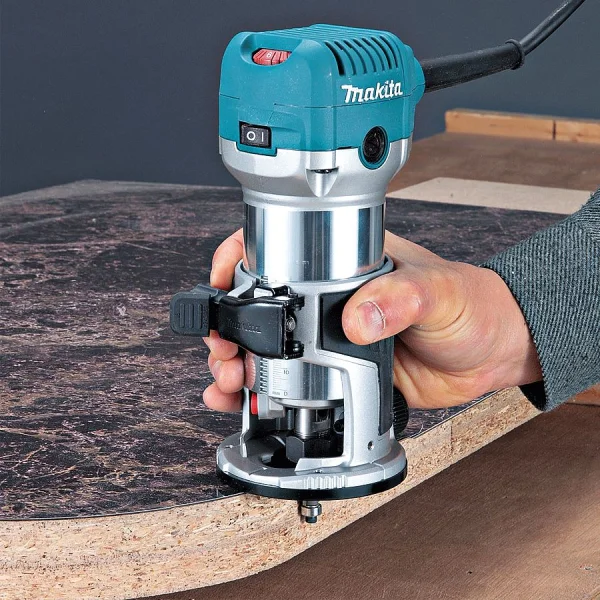 Tupia Manual com Kit 6mm 710 Watts RT0700CX3 Makita