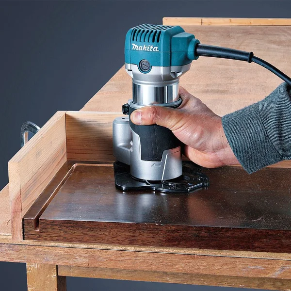 Tupia Manual com Kit 6mm 710 Watts RT0700CX3 Makita