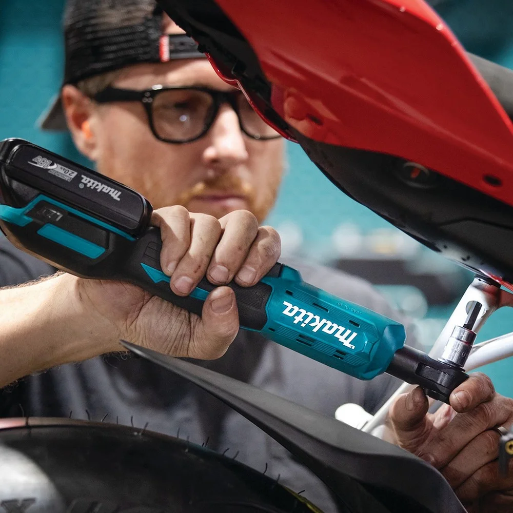 Chave Catraca a Bateria 18V Com Bolsa Carregador 1 Bateria 3AH 1/4" 3/8" Bivolt Makita DWR180RF