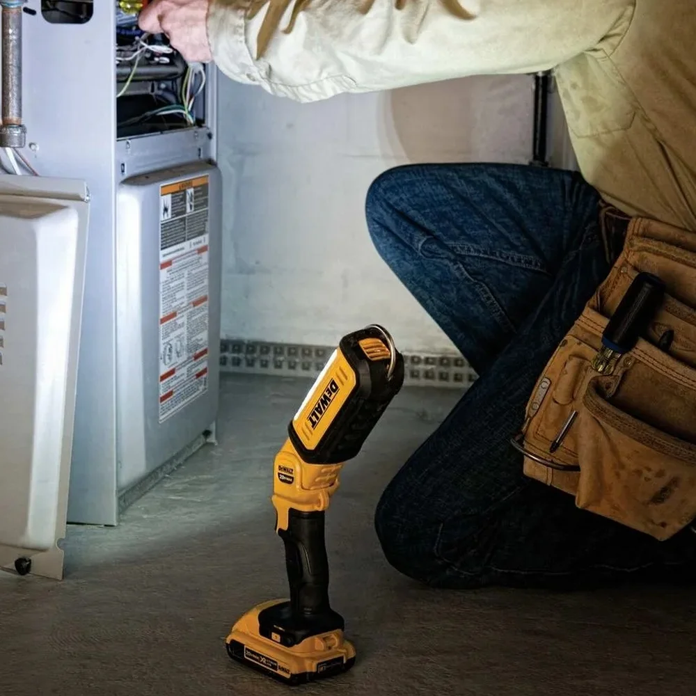 Lanterna de Led a Bateria 20V Max Profissional Sem Carregador e Batria Dewalt DCL050