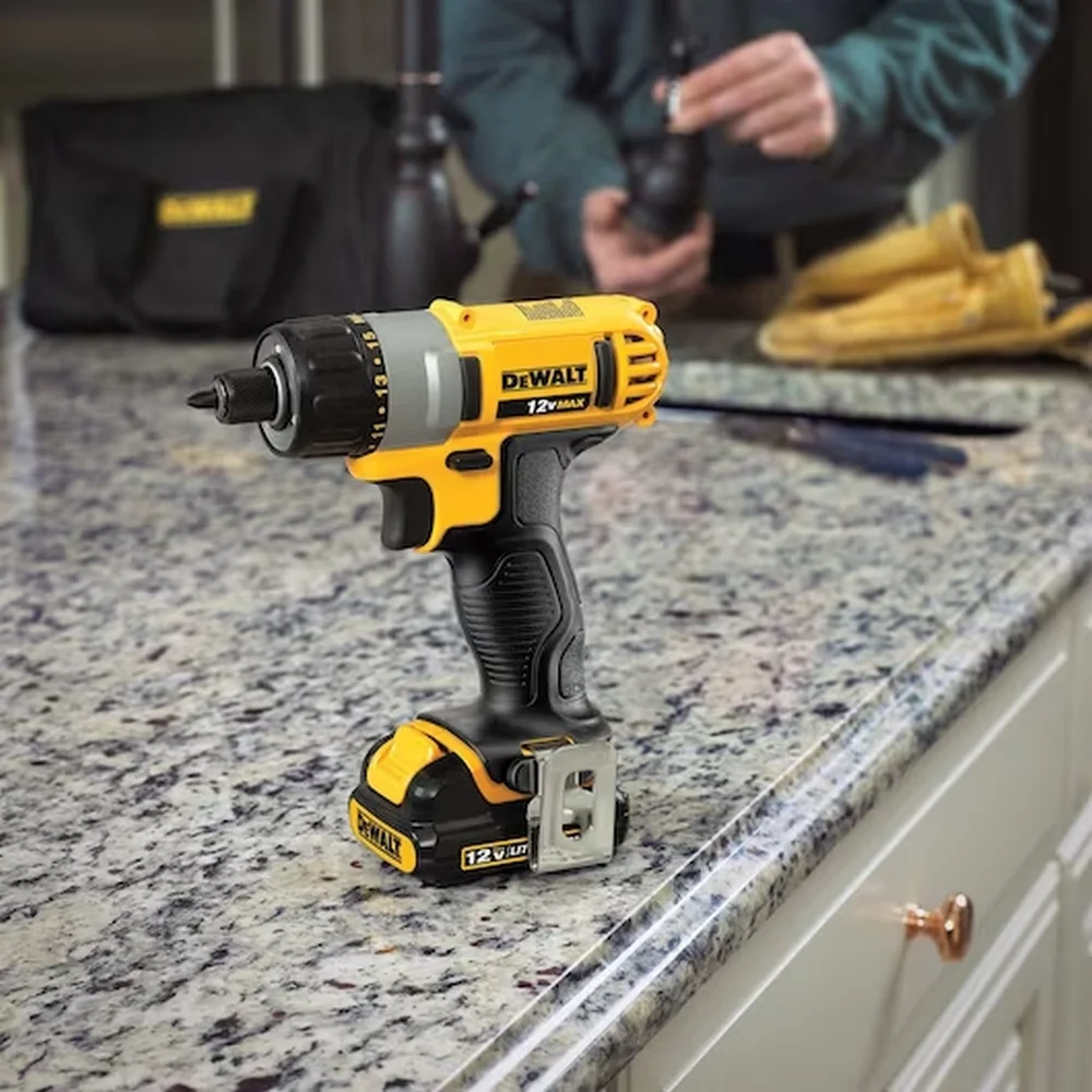 Parafusadeira a Bateria 12V Max Com Bolsa Carregador e 2 Baterias 1,3AH 1/4" Bivolt Dewalt DCF610S2-BR