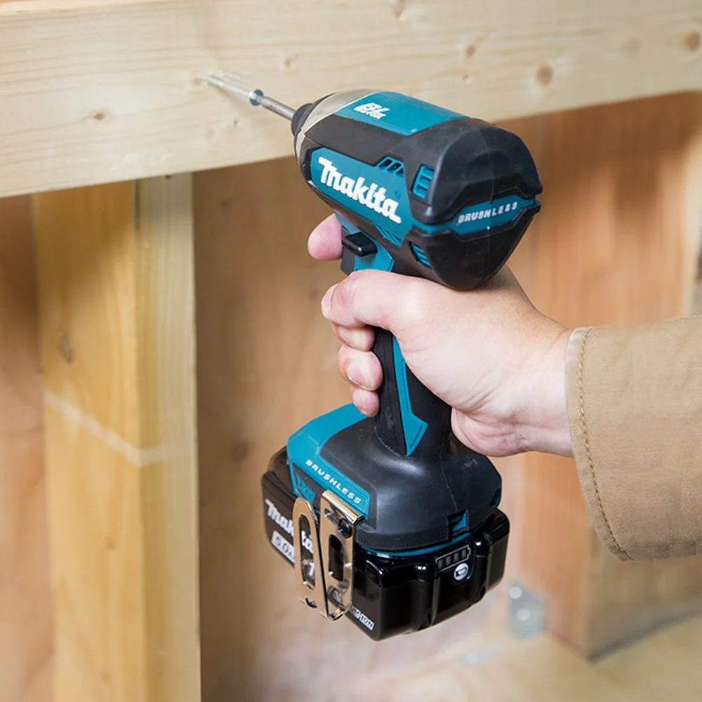 Parafusadeira de Impacto a Bateria 18V 170NM Brushless Maleta Carregador e 2 Baterias 3AH 1/4" Bivolt Makita DTD153RFE