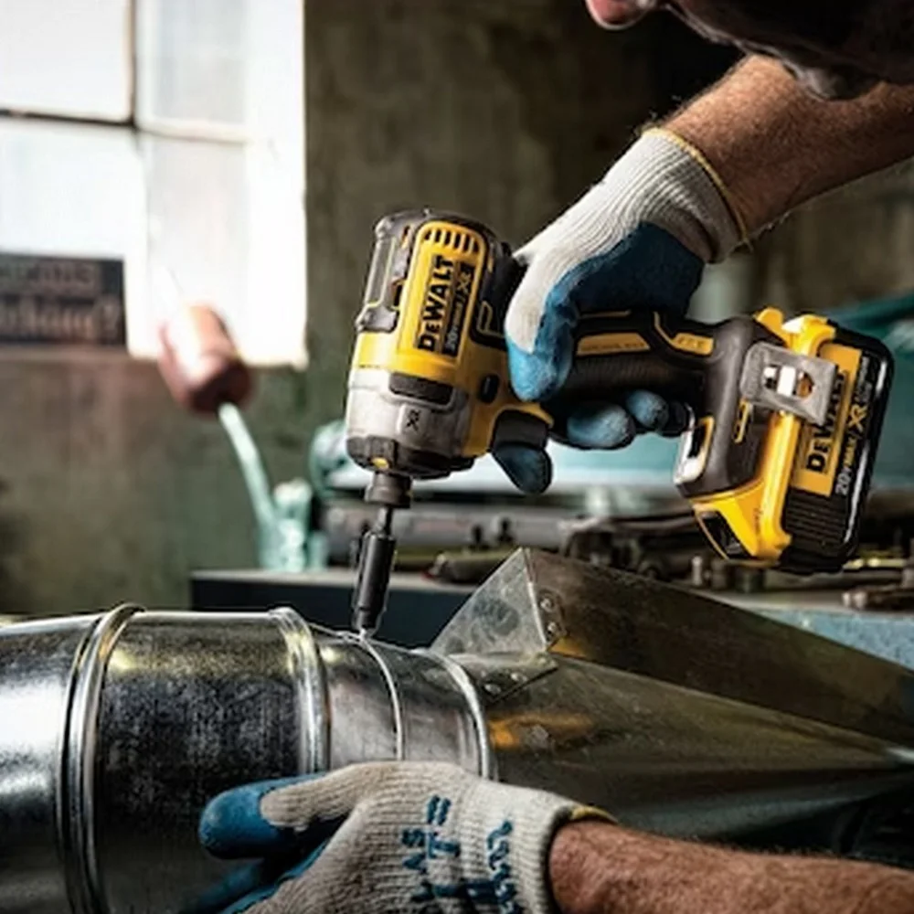 Parafusadeira de Impacto a Bateria 20V Max 205NM Brushless Maleta Carregador e 2 Baterias 4AH 1/4" 110V Dewalt DCF887M2-BR