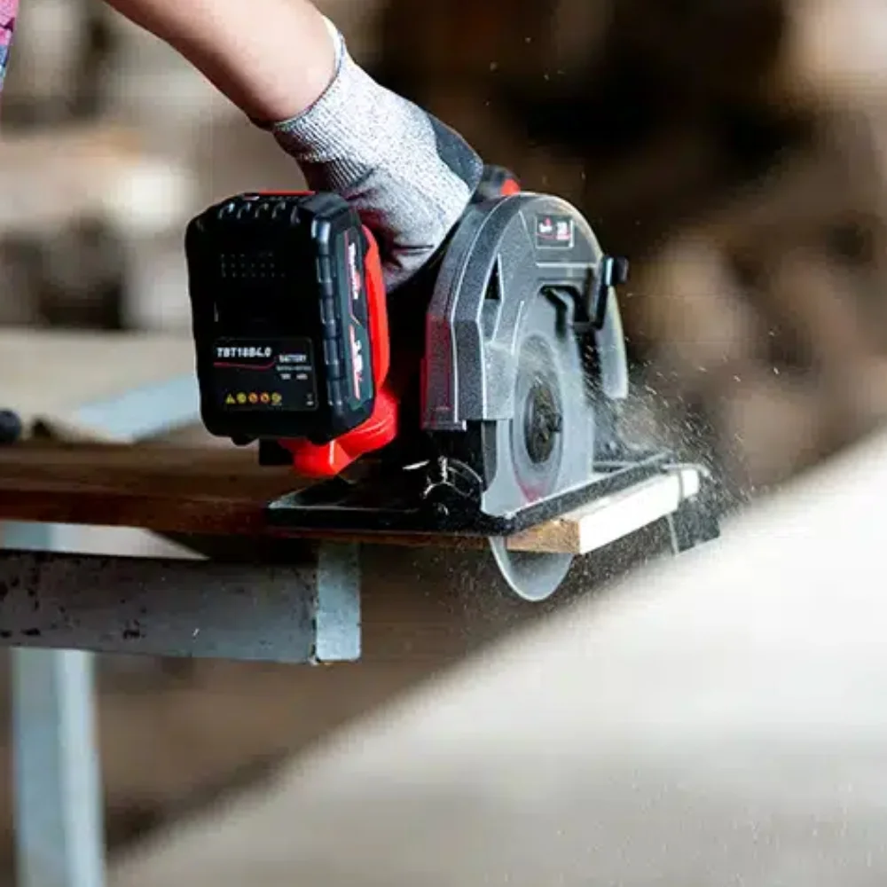 Serra Circular a Bateria 18V Brushless Maleta Carregador e 1 Bateria 4AH 180MM Toyama TBT18CSW180-K