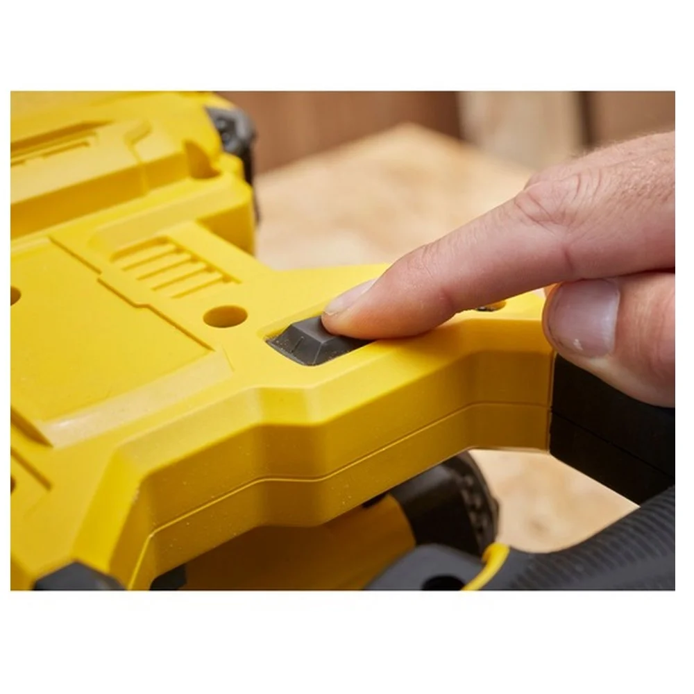 Serra Meia Esquadria a Bateria 20V Max Com Braco Telescopico Sem Carregador e Bateria 7.1/4" Stanley SCM701-B2