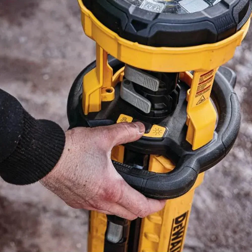 Torre de Iluminacao a Bateria 20V Max Sem Carregador e Bateria 3000 LUMENS Dewalt DCL079B