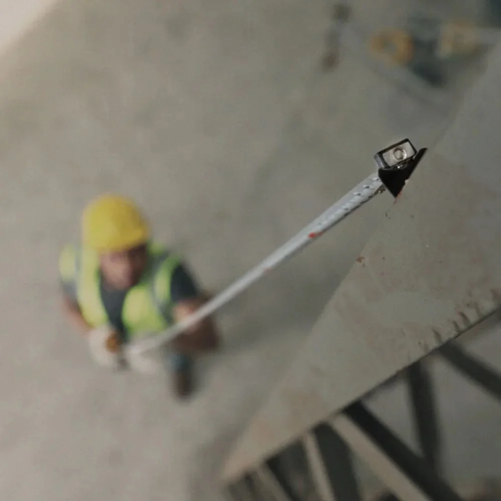 Trena de Aco Caixa Plastica Emborrachada Graduacao Em MM/POL com Trava e Presilha 8MX1" Dewalt DWHT34196L