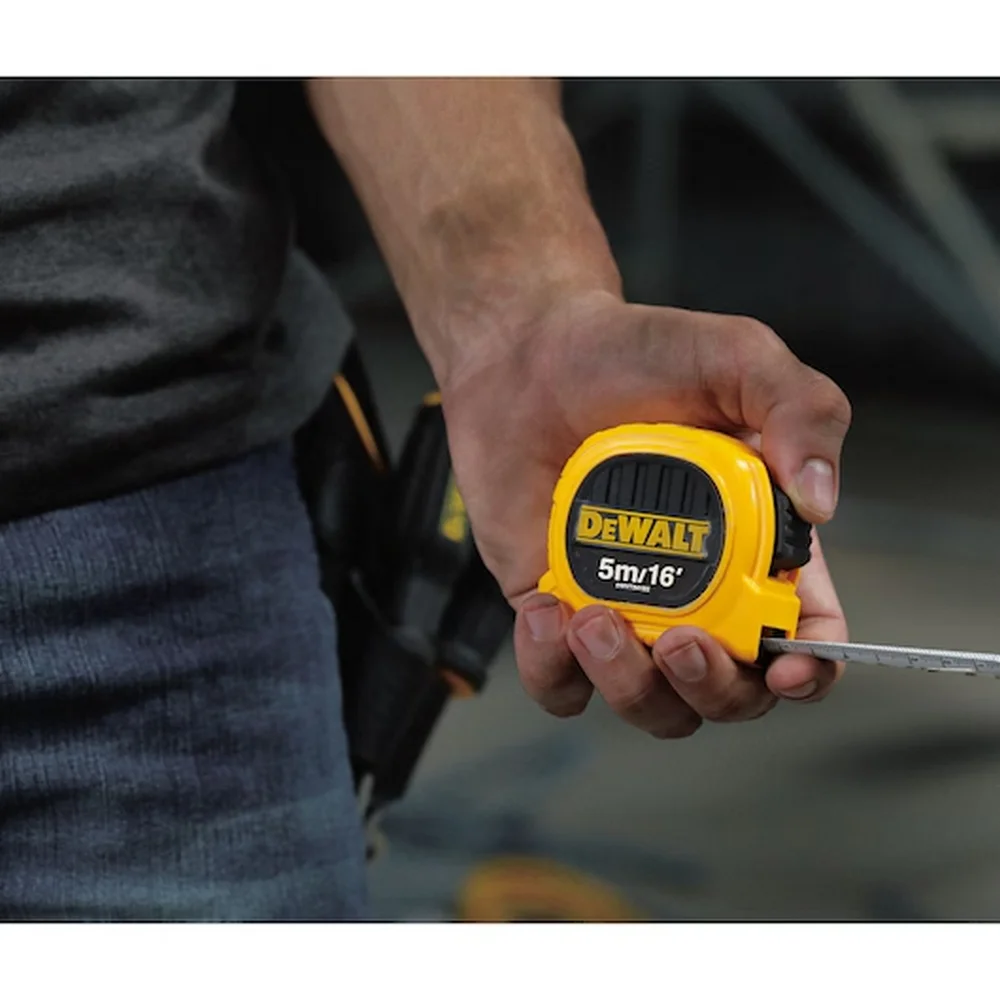 Trena de Aco Caixa Plastica Graduacao Em MM/POL com Trava e Presilha 5MX1" Dewalt DWHT34192L