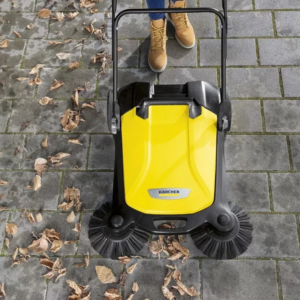 Varredeira Manual com Duas Escovas Capacidade 20 Litros Karcher S4 TWIN