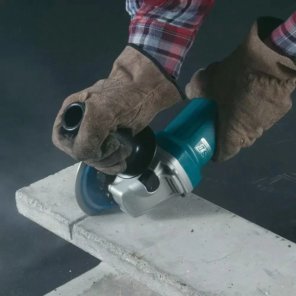 homem usando esmerilhadeira angular makita