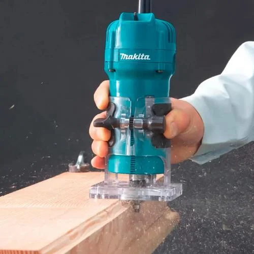 homem usando Tupia Manual Laminadora Makita 3709