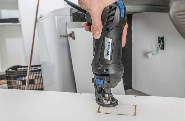 serra de broca Dremel 9050 Pro cortando madeira