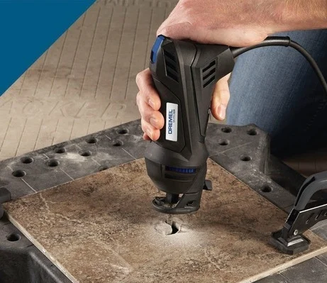 serra de broca Dremel 9050 Pro cortando piso