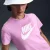 CAMISETA NIKE SPORTSWEAR ESSENTIALS FEMININA LILAS/BRANCO