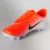 CHUTEIRA NIKE VAPOR 12 CLUB PS V FG INFANTIL LARANJA/BRANCO
