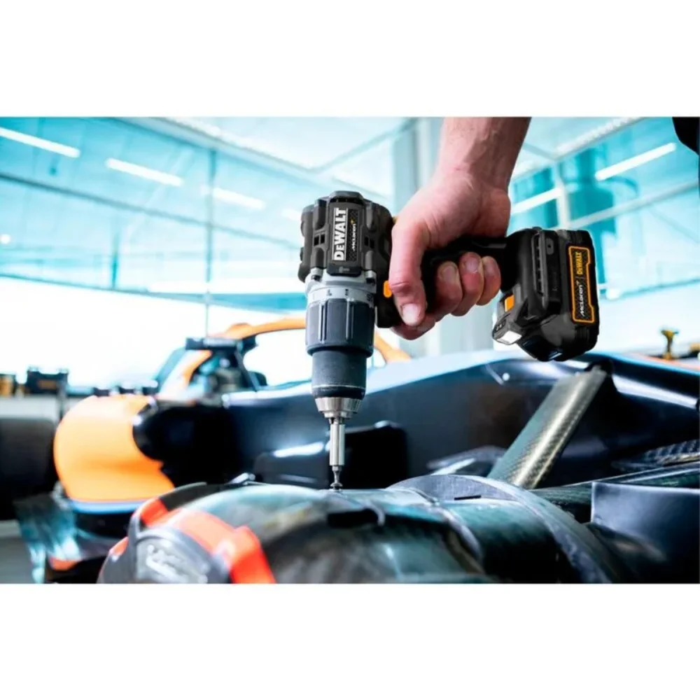 COMBO DE PARAFUSADEIRA / FURADEIRA DE IMPACTO 1/2" + PARAFUSADEIRA DE IMPACTO 1/4" A BATERIA 20V COM 2 BATERIAS E CARREGADOR MCLAREN DCK200ME2GT-BR - DEWALT