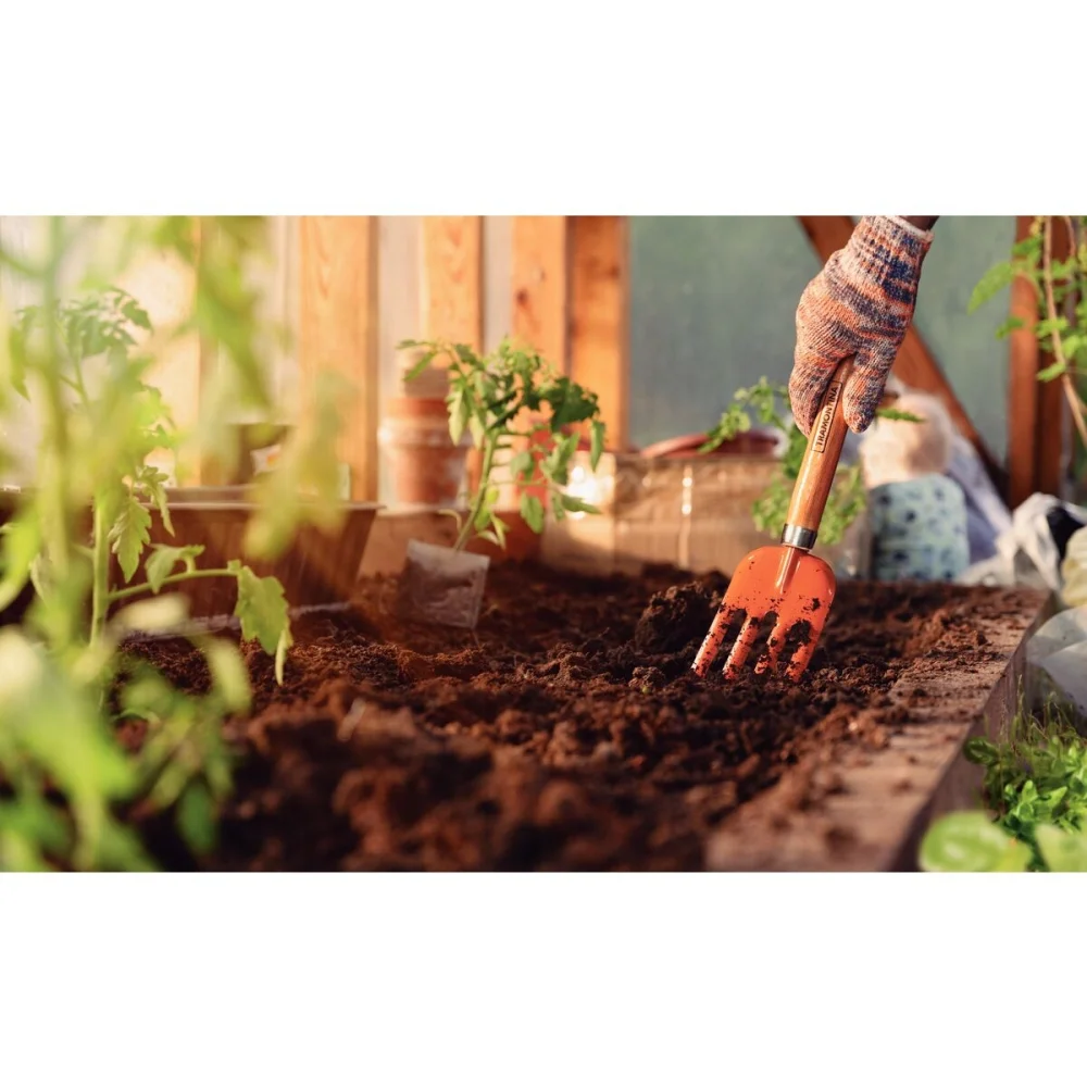 GARFO METÁLICO COM 4 DENTES PARA AFOFAR TERRA COM CABO MADEIRA - TRAMONTINA