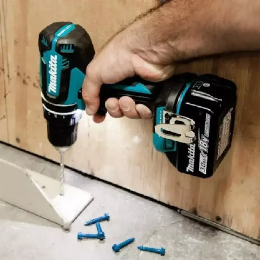 KIT PARAFUSADEIRA E ASPIRADOR 18V MAKITA