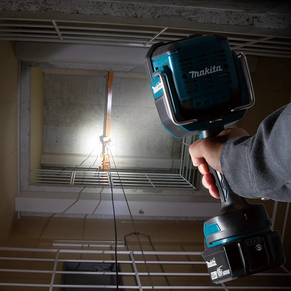 LANTERNA REFLETORA DE LED A BATERIA 18V LI-ION SEM BATERIA E SEM CARREGADOR DML812 - MAKITA