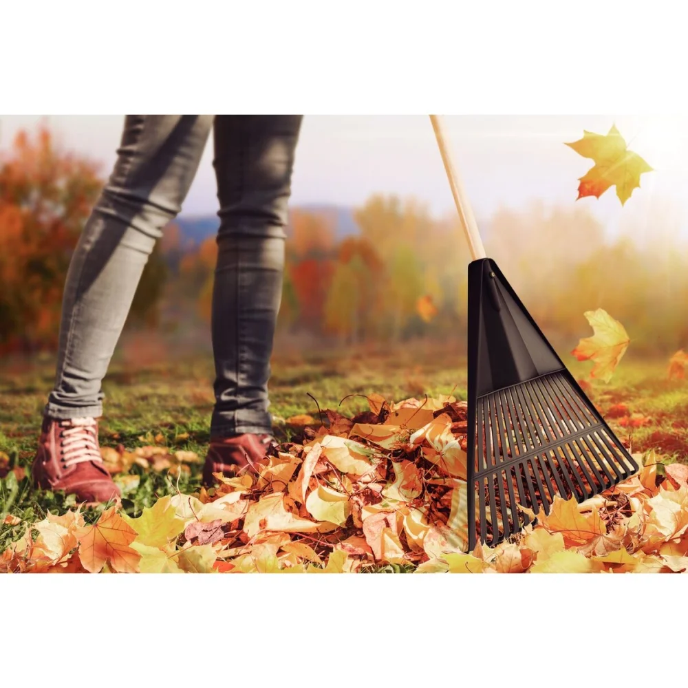 VASSOURA JARDIM PLÁSTICA 18 DENTES COM CABO DE MADEIRA 120 CM - TRAMONTINA